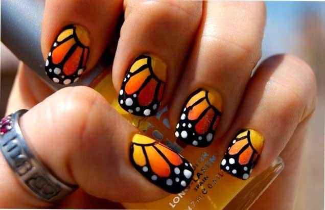 Decoración de uñas con mariposas