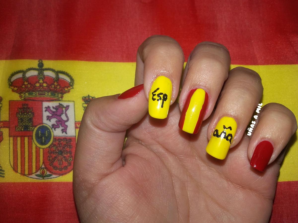 uñas_a_mil_esmaltes_masglo_base_rosa_brillo_secante_amarillo_fanatica_rojo_sugestiva_apoyo_seleccion_española_nail_art_diseño_decoracion_uñas_españa (7)