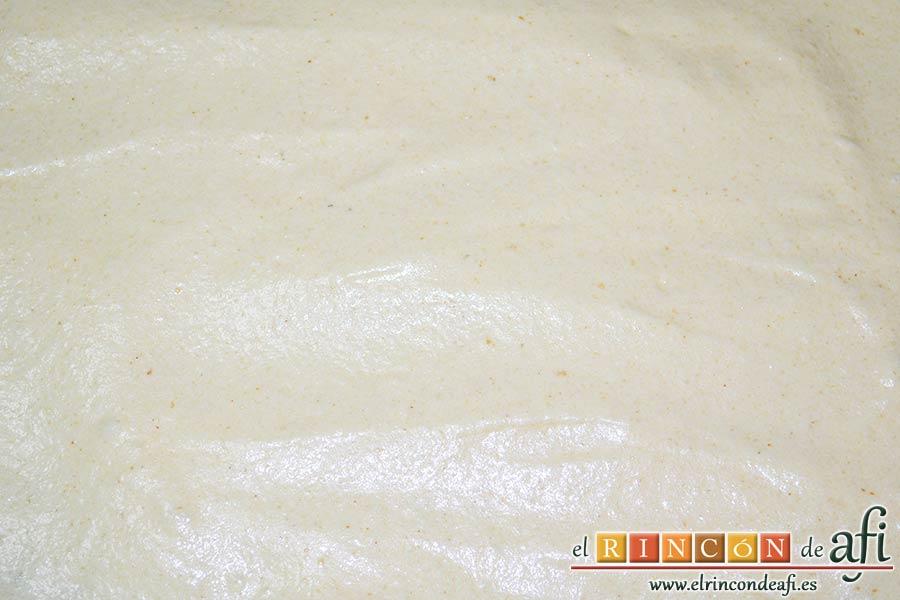 Brazo gitano con doble relleno, poner la masa en una bandeja de horno preparada