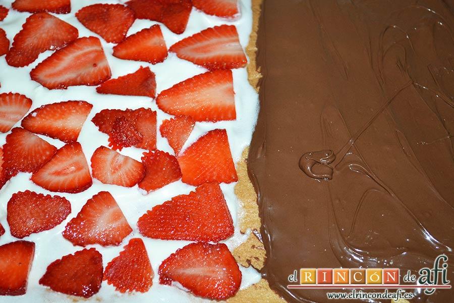 Brazo gitano con doble relleno, cubrir por un lado de chocolate y por otro de nata (crema de leche) con fresas