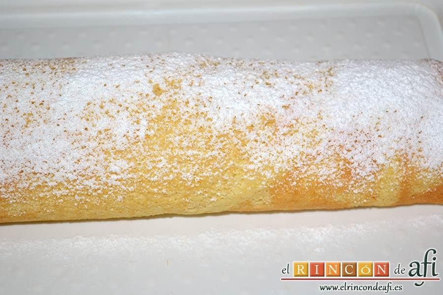 Brazo gitano con doble relleno, enrollar a lo largo y espolvorear de azúcar glass