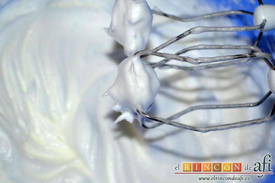 Brazo gitano con doble relleno, montar las claras a punto de nieve