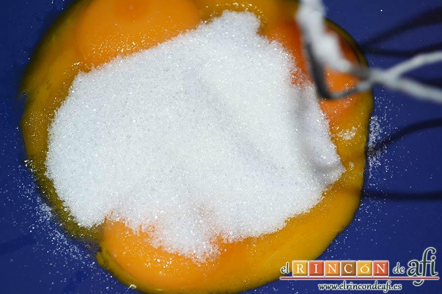 Brazo gitano con doble relleno, mezclar las yemas con el azúcar