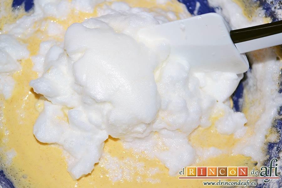 Brazo gitano con doble relleno, añadir las claras montadas a la mezcla