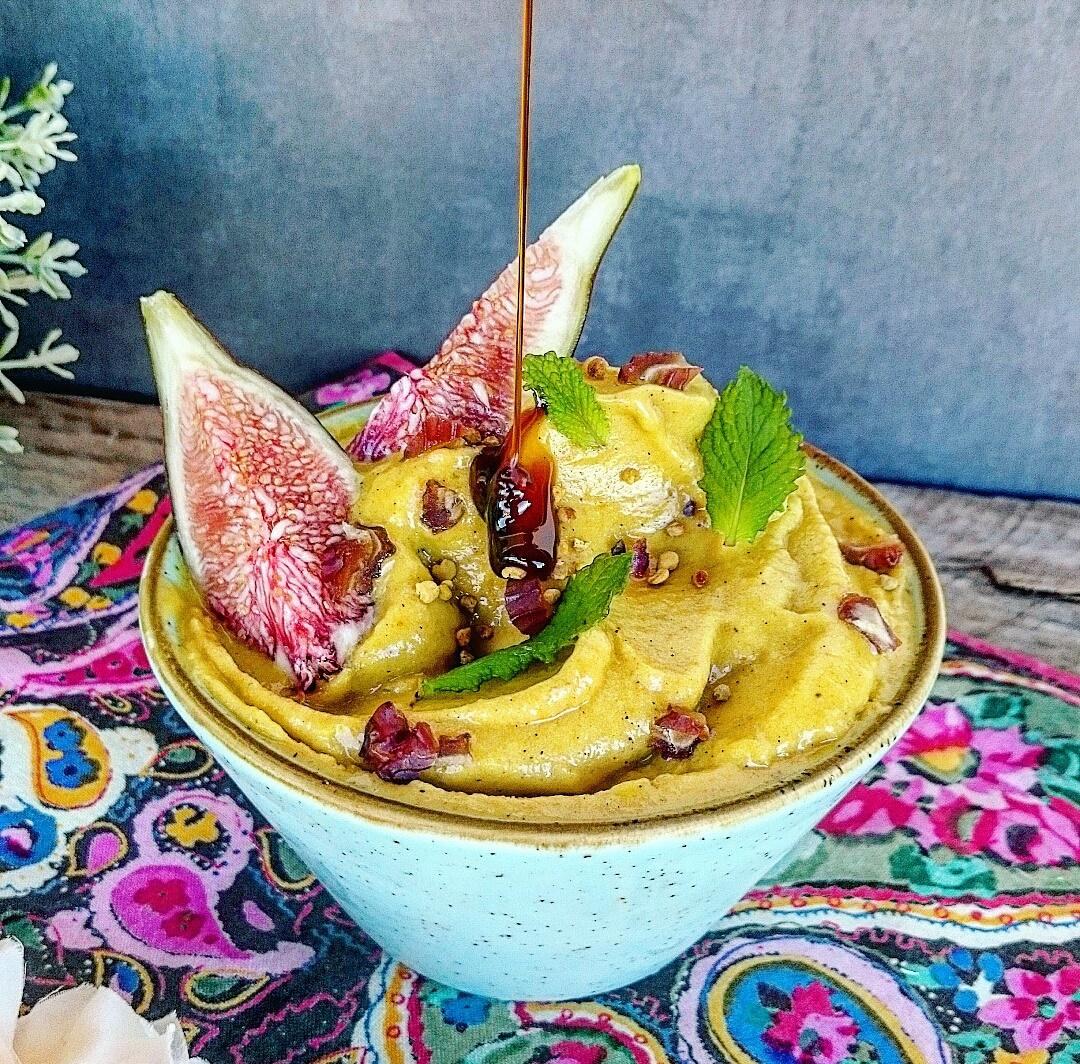 Helado de leche dorada con sirópe