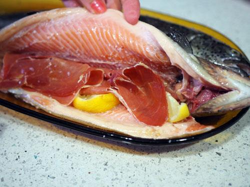 rellenar-la-trucha-con-jamón-serrano-y-limón