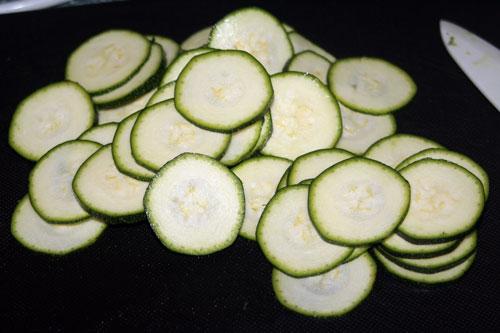 cortar-en-rodajas-para-hacer-los-Chips-de-Calabacin