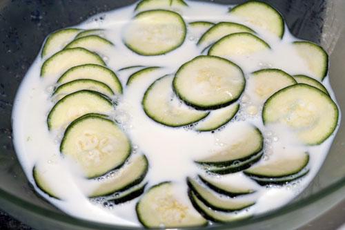 mojar-en-leche-los-Chips-de-Calabacin