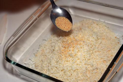 Mezclr-pan-rallado,-queso-parmesano-rallado,-sal-y-ajo-en-polvo