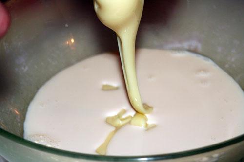 incorporar-la-leche-condensada-para-el-relleno-de-la-Tarta-de-Limón-con-Galletas