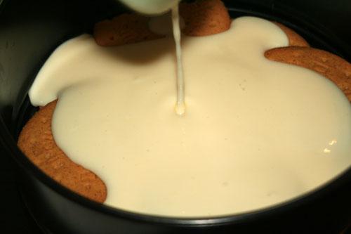 incorporar-el-relleno-en-la-base-de-galletas-para-la-tarta-de-limon