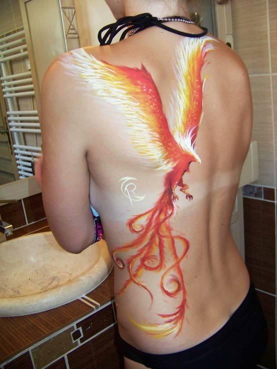 Tatuajes de ave fenix en la espalda