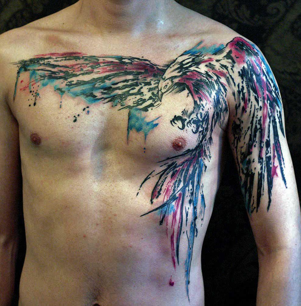 Tatuajes de ave fenix en el pecho