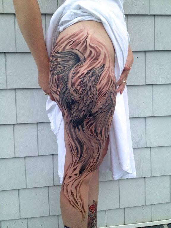 Tatuajes de ave fenix en la pierna
