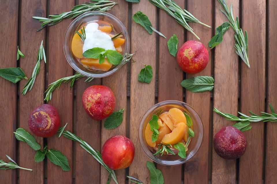 Nectarinas con menta, romero y orujo