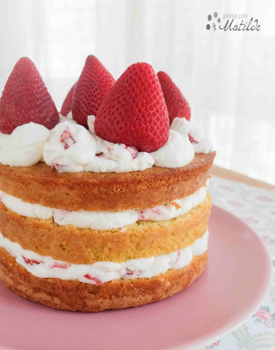 Tarta de nata (crema de leche) y fresas