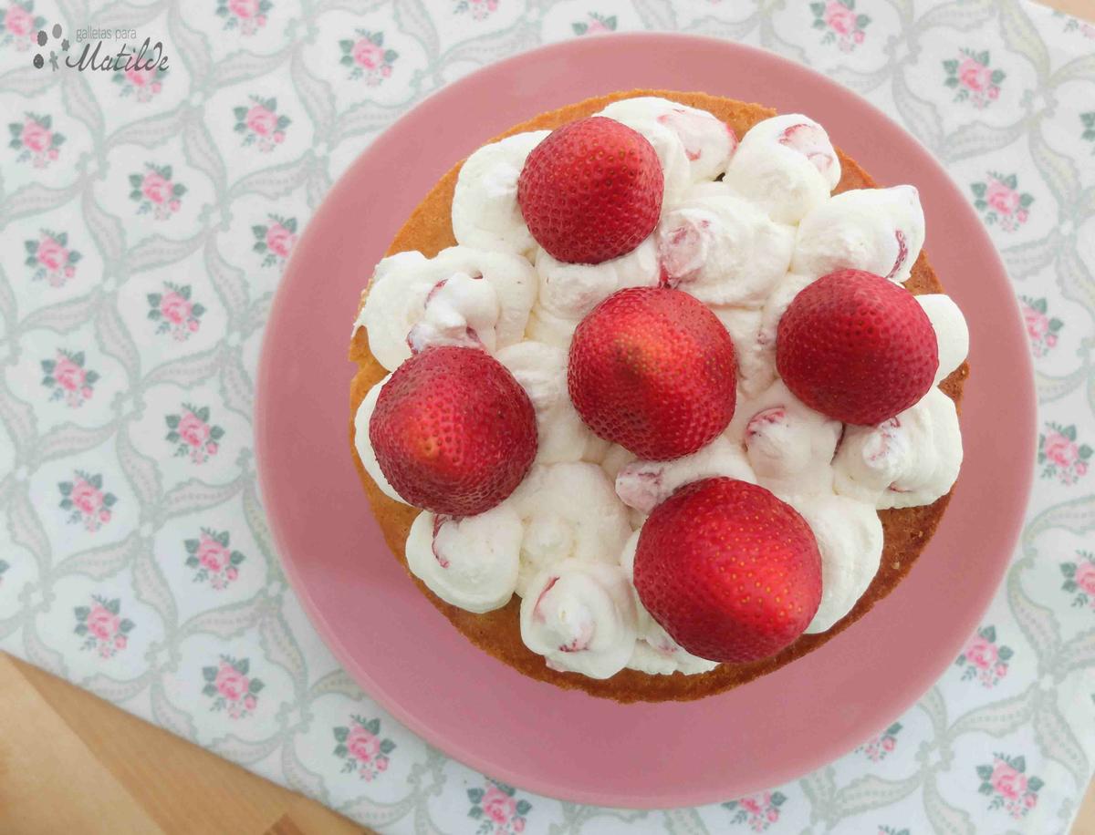Tarta de nata (crema de leche) y fresas