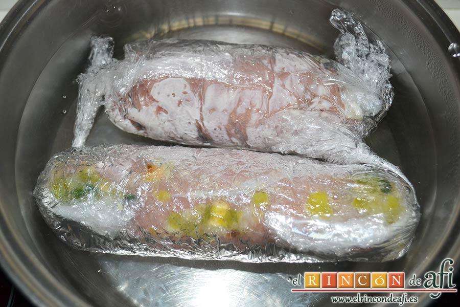 Pechugas de pollo rellenas con espinacas y salsa de queso, poner a hervir en agua que cubra