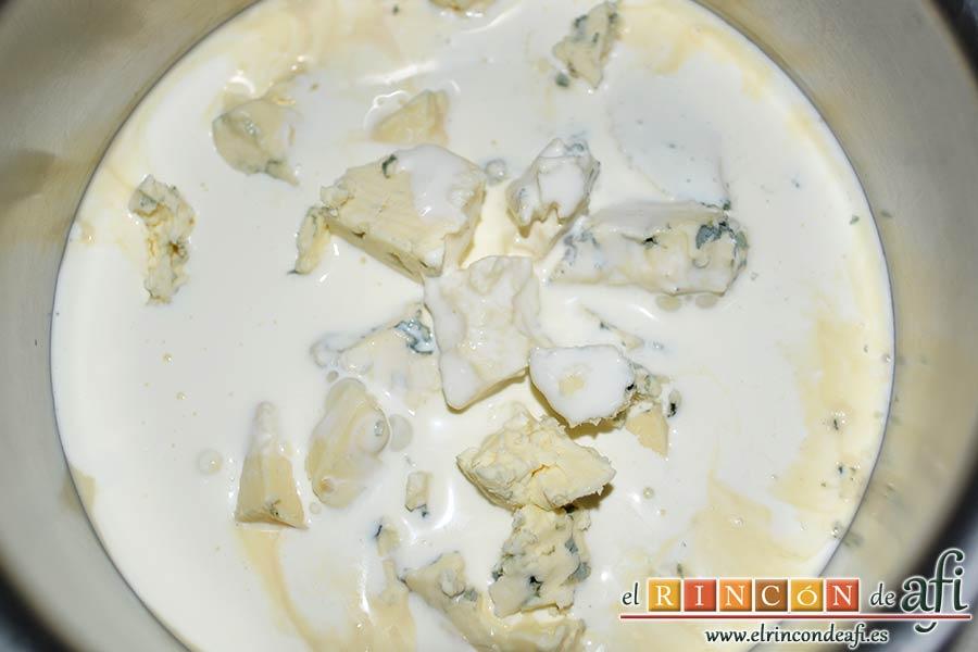 Pechugas de pollo rellenas con espinacas y salsa de queso, calentar la nata (crema de leche) y añadir el queso azul troceado