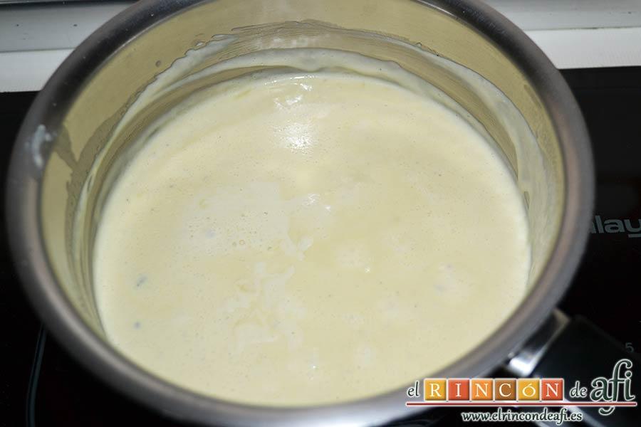 Pechugas de pollo rellenas con espinacas y salsa de queso, batir la salsa