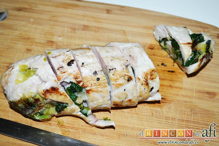 Pechugas de pollo rellenas con espinacas y salsa de queso, cortar los rollos en medallones