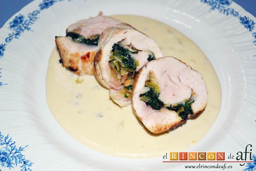 Pechugas de pollo rellenas con espinacas y salsa de queso, sugerencia de presentación