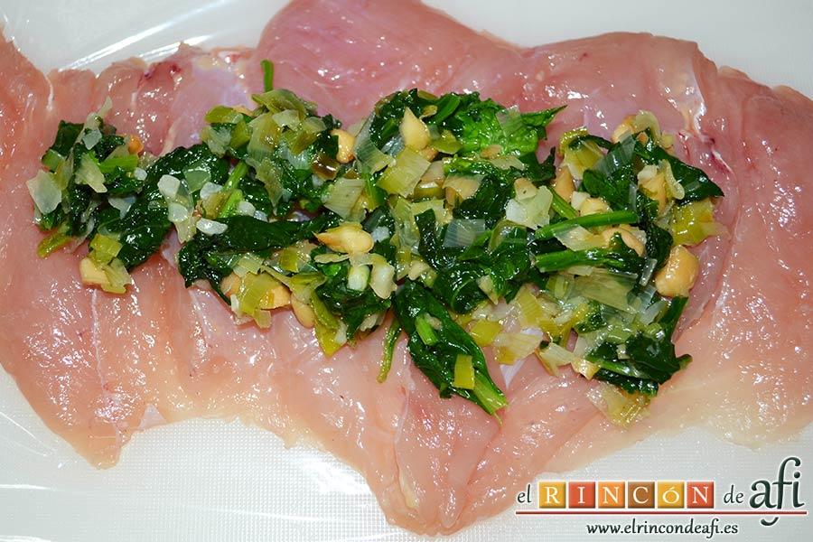 Pechugas de pollo rellenas con espinacas y salsa de queso, poner encima de cada pechuga unas cucharaditas del relleno