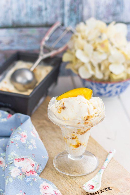 Helado de vainilla y mango