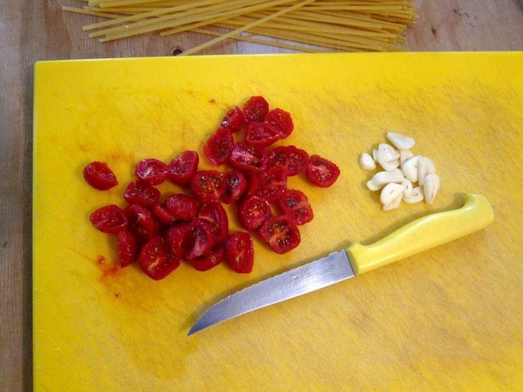tallarines-con-rucula-mozarella-y-cherries-caramelizados-02