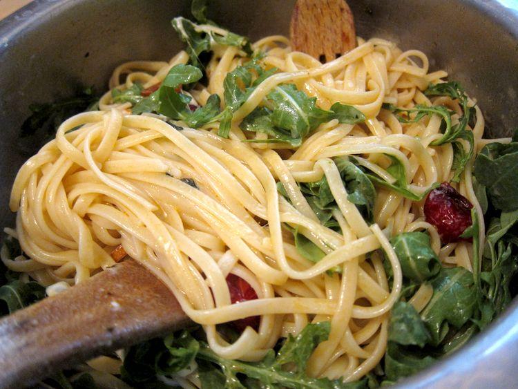 tallarines-con-rucula-mozarella-y-cherries-caramelizados-