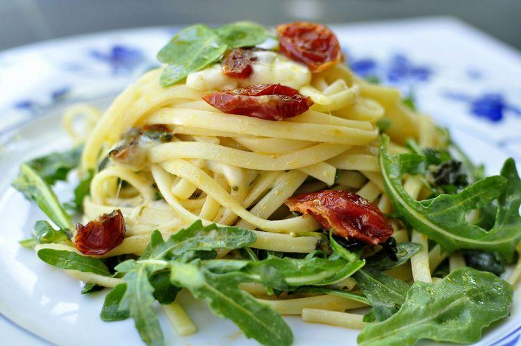 tallarines-con-rucula-mozarella-y-cherries-caramelizados-08