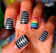 Uñas con rayas horizontales