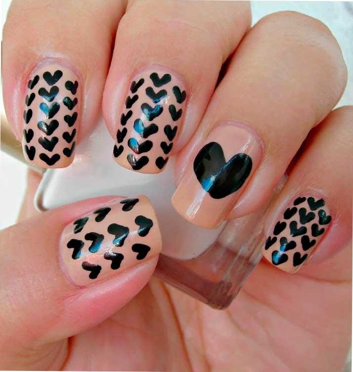 uñas pintadas con corazones