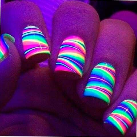 Decoración de uñas neón