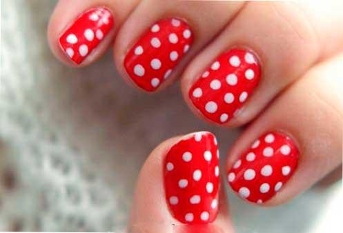 Uñas rojas a lunares