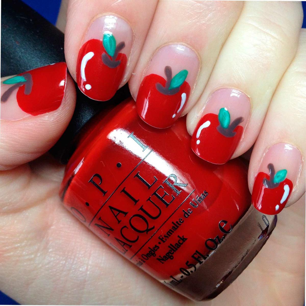 Uñas rojas con manzanas