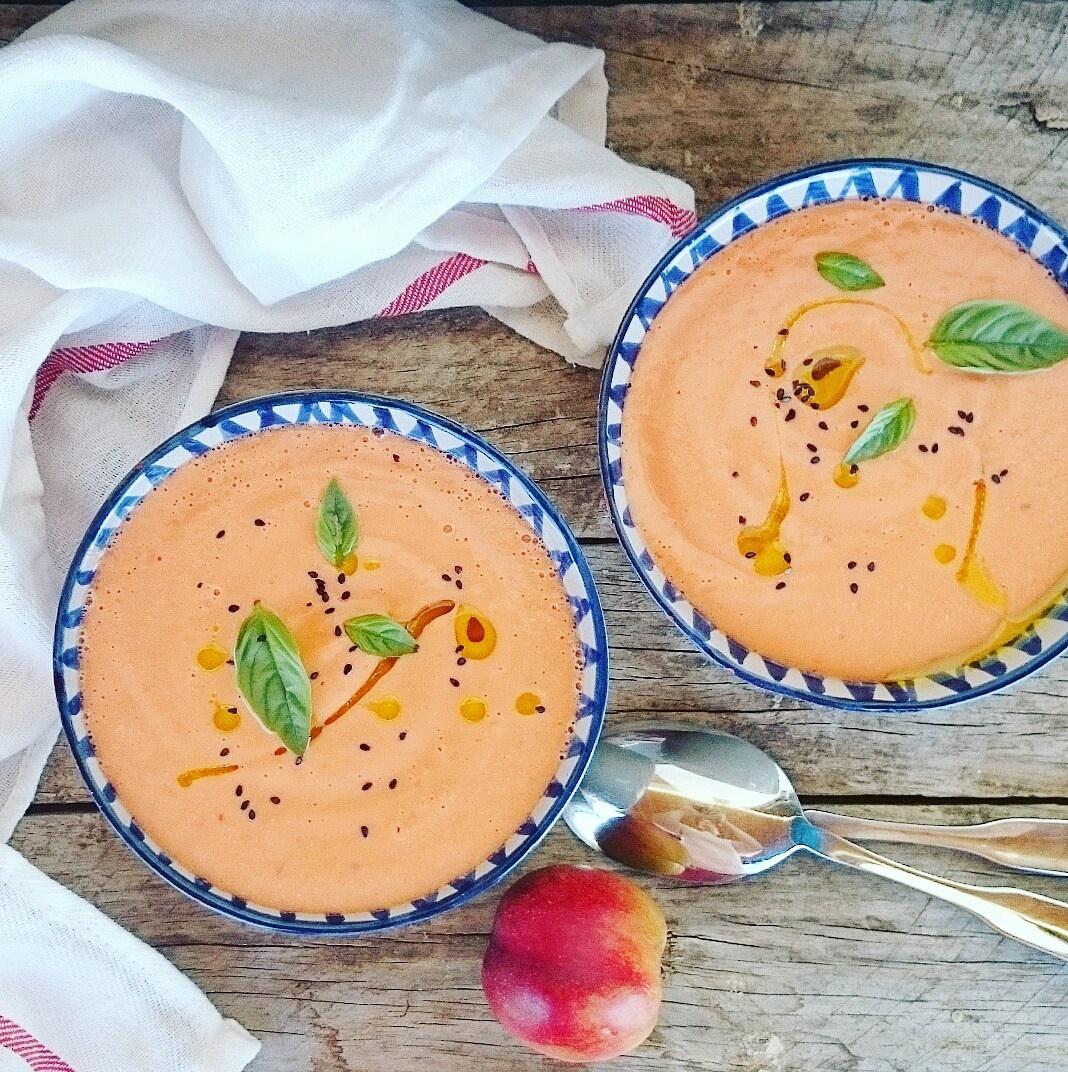 Gazpacho crudivegano de nectarinas con albahaca
