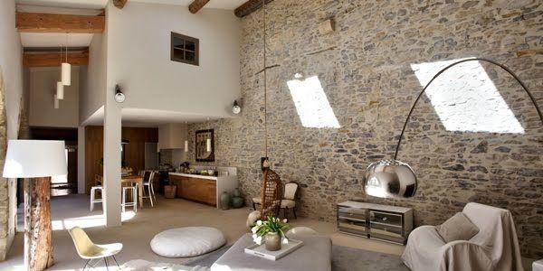 Vista del salón desde la chimenea. El cubo sobre la cocina es donde se sitúa el dormitorio de invitados