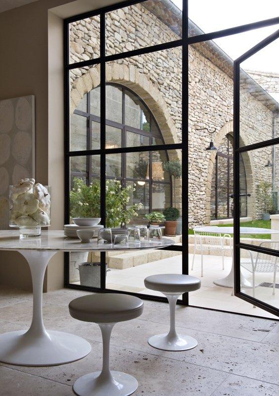 Mesa Tulip y taburetes Tulipe de Saarinen editado por Knoll