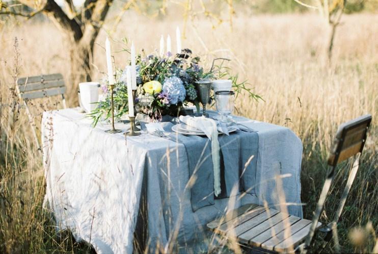 Decoración de mesa campestre en azules y platas