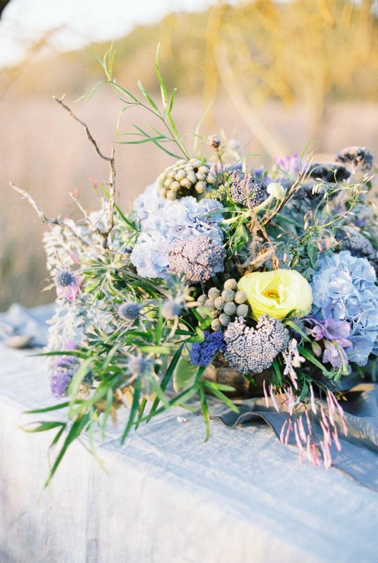 Decoración de mesa campestre en azules y platas