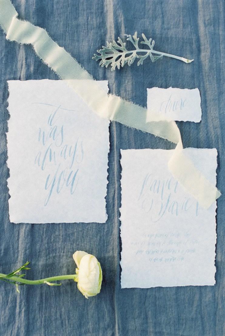 Decoración de mesa campestre en azules y platas