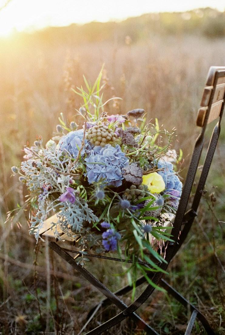 Decoración de mesa campestre en azules y platas