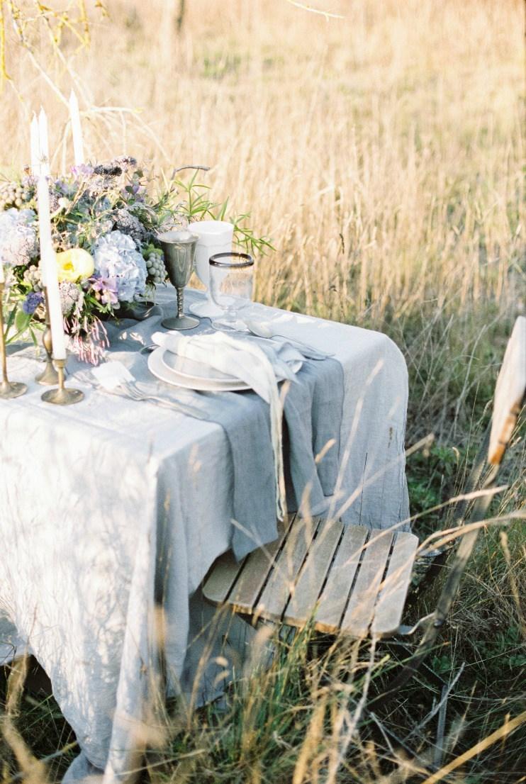 Decoración de mesa campestre en azules y platas