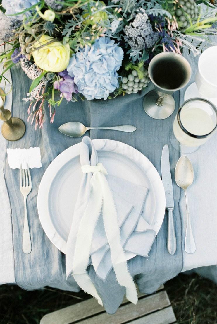 Decoración de mesa campestre en azules y platas