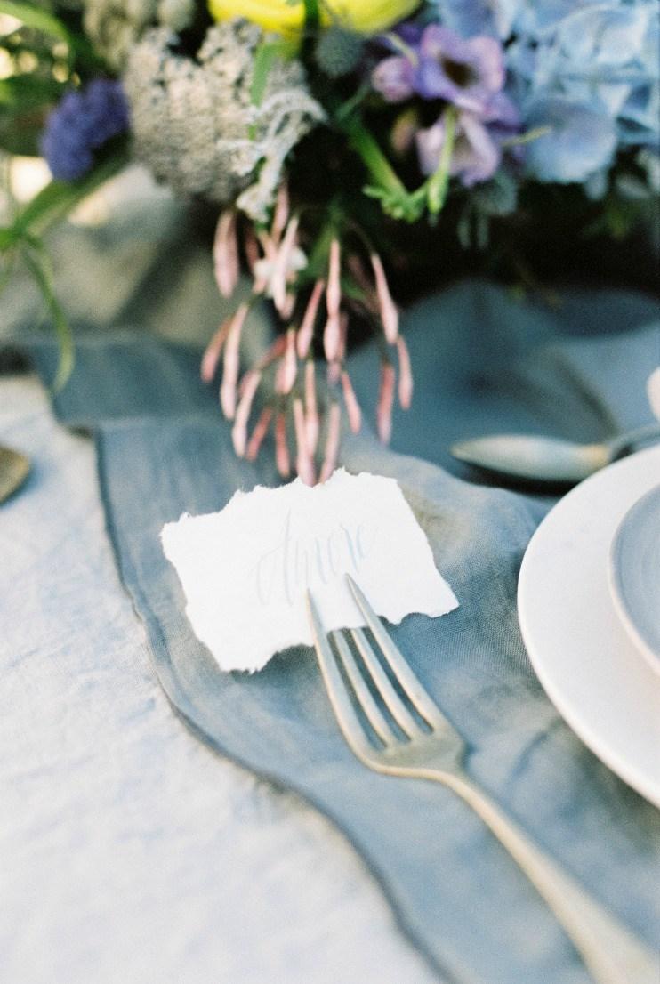 Decoración de mesa campestre en azules y platas