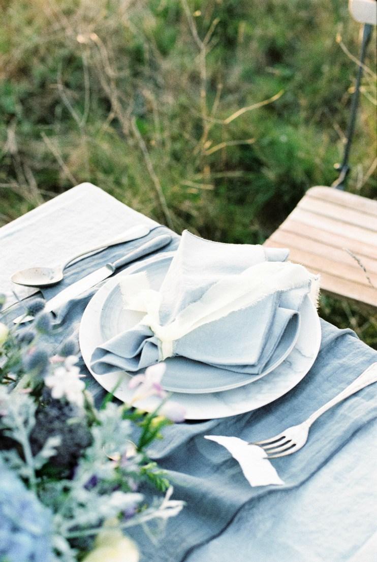 Decoración de mesa campestre en azules y platas