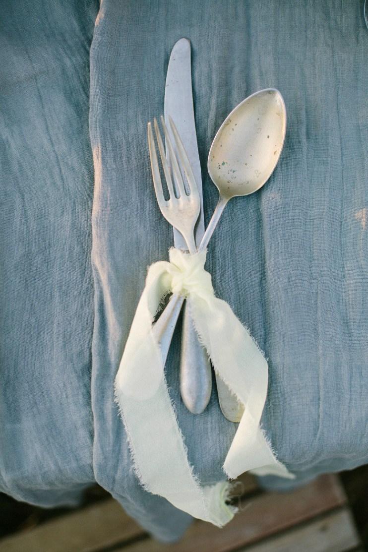 Decoración de mesa campestre en azules y platas