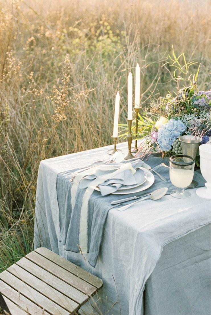 Decoración de mesa campestre en azules y platas