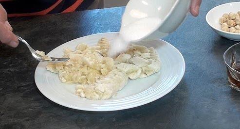 plátanos con un poco de azúcar y lo mezclamos